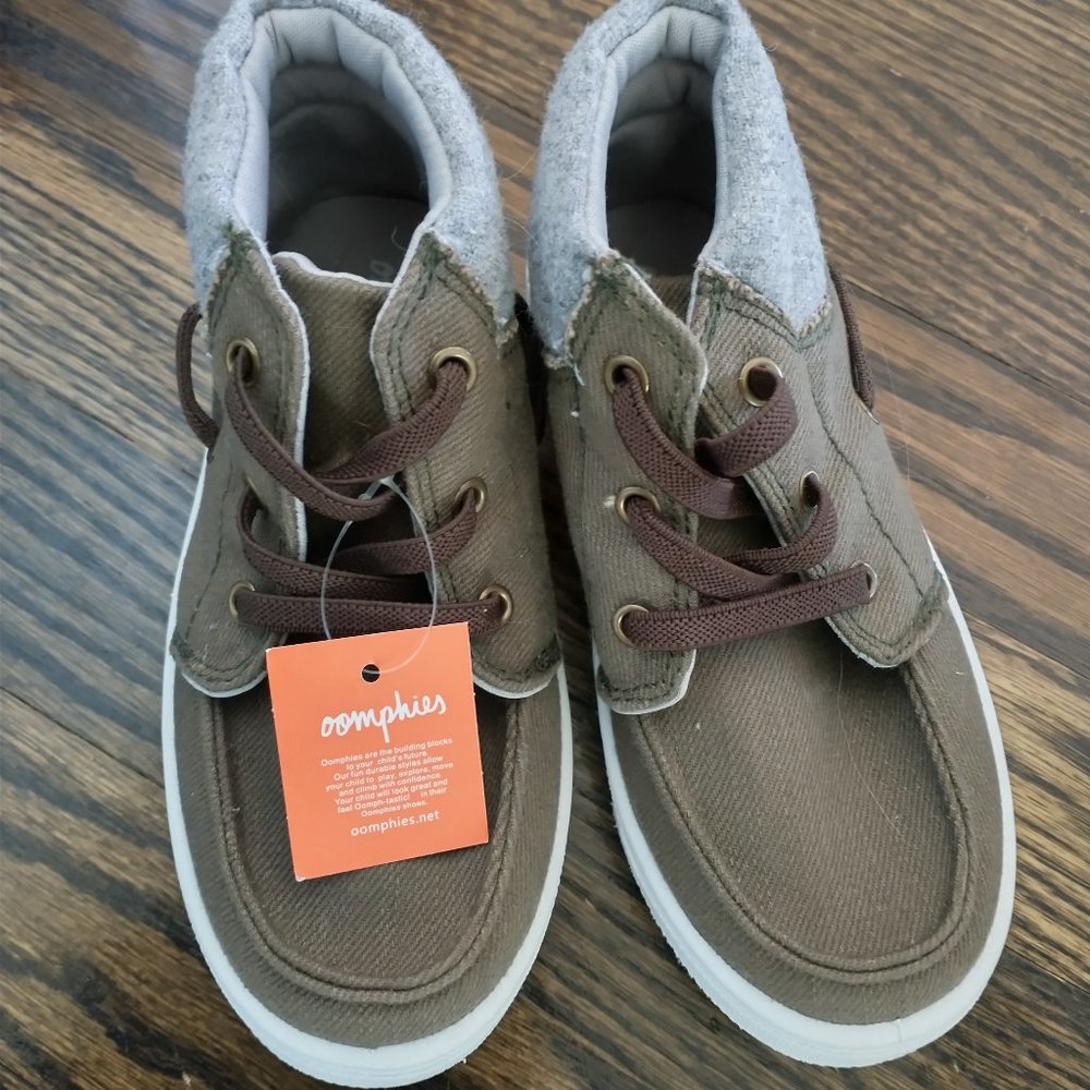 Oomphies boys high top tennis shoes size 10